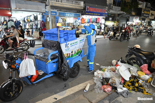 Thu gom rác thải sau giờ cao điểm: Vì sao vẫn chưa hết cảnh tái diễn vi phạm