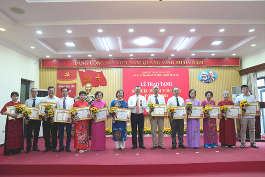 Phường Văn Miếu - Quốc Tử Giám trao Huy hiệu Đảng dịp 7-11 cho hơn 300 đảng viên
