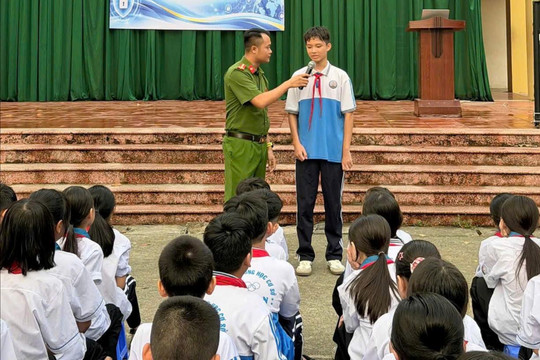 Công an xã Yên Lãng tích cực tuyên truyền pháp luật cho học sinh