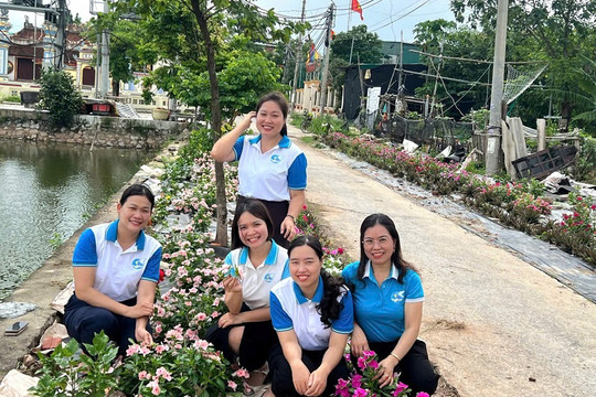 Phụ nữ Phú Xuyên chung tay xóa “điểm đen” rác thải, xây dựng những tuyến đường hoa