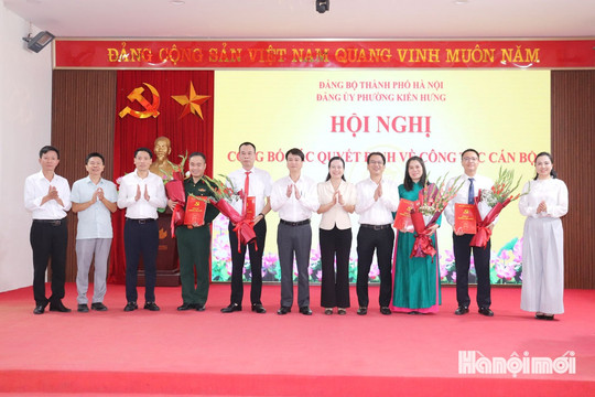 Phường Kiến Hưng công bố các quyết định về công tác cán bộ