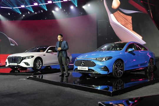 Mercedes-Benz "phủ" sản phẩm điện hóa tại Việt Nam