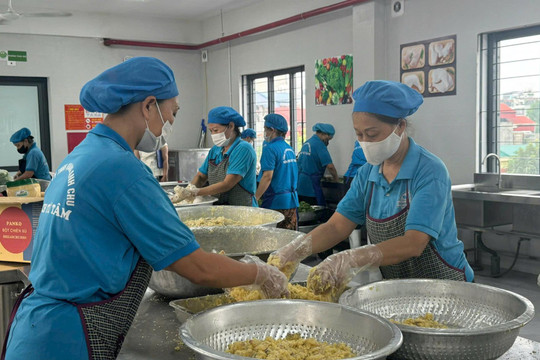 Kiểm tra đột xuất công tác tổ chức bữa ăn bán trú tại phường Đống Đa: Tất cả vì sức khỏe học sinh