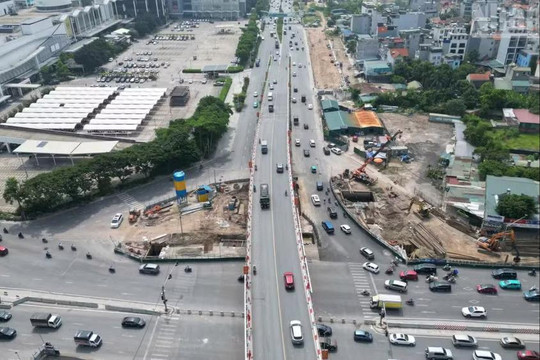Phân luồng giao thông đường Cổ Linh phục vụ thi công đường trên cao