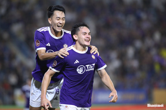 Hà Nội FC ngược dòng thắng Ninh Bình những phút cuối trên sân Hàng Đẫy