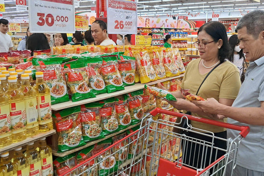 Siêu thị đồng loạt khuyến mại để bình ổn giá những tháng cuối năm