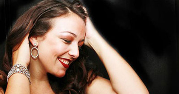 Nữ ca sỹ Laura Brunner ra mắt khán giả Thủ đô