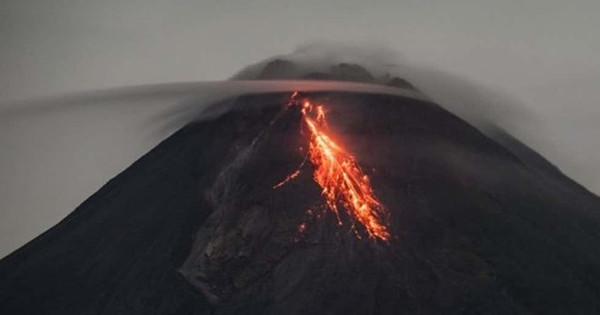 Núi lửa Merapi của Indonesia lại phun trào khí nóng, lan xa 2km
