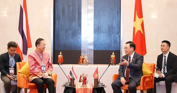 ประธานสภาแห่งชาติ Vuong Dinh Hue ให้การต้อนรับประธานหอการค้าไทยและผู้นำของบริษัทยักษ์ใหญ่ของไทย