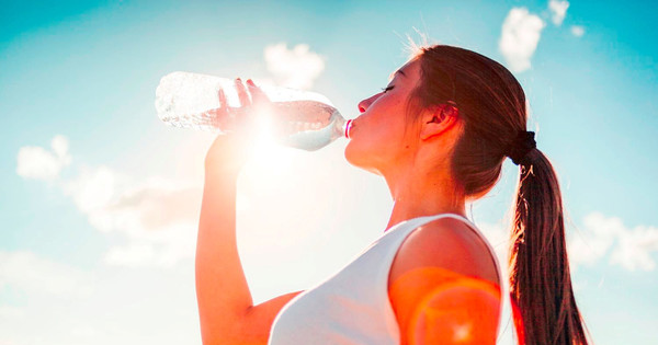 Cần uống đủ nước khi trời nóng bức