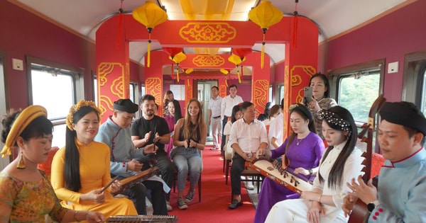 Hoa Phượng Đỏ: Tàu Du Lịch Hải Phòng 'Gây Sốt' Giới Trẻ Với Foodtour Độc Đáo!