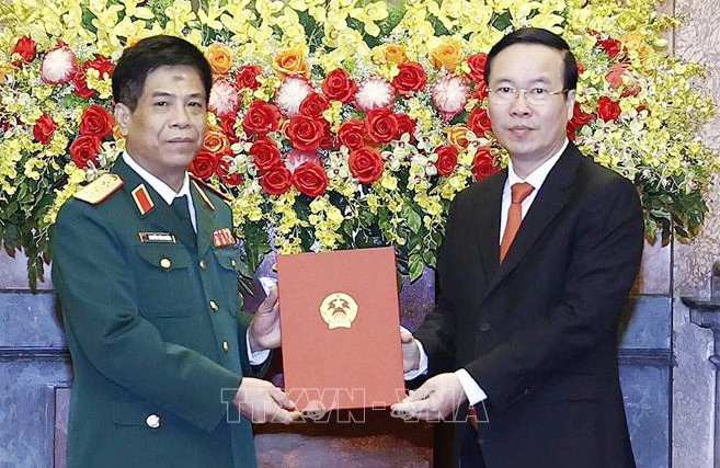 Chủ tịch nước Võ Văn Thưởng trao Quyết định thăng quân hàm từ Trung tướng lên Thượng tướng cho đồng chí Nguyễn Văn Nghĩa