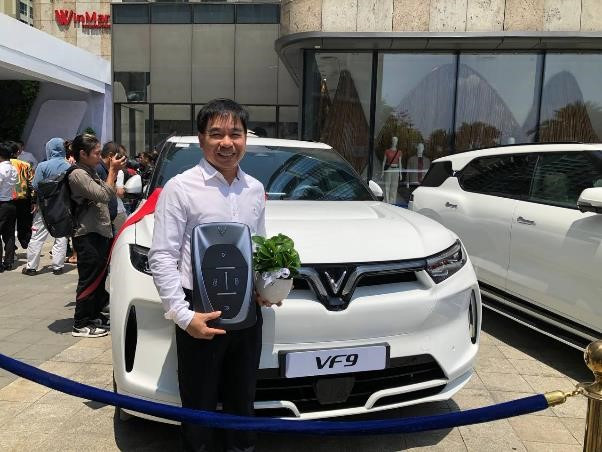 Khách hàng nhận xe VinFast VF 9 tại Việt Nam: “Tự hào là người đầu tiên nhận xe trên toàn cầu”