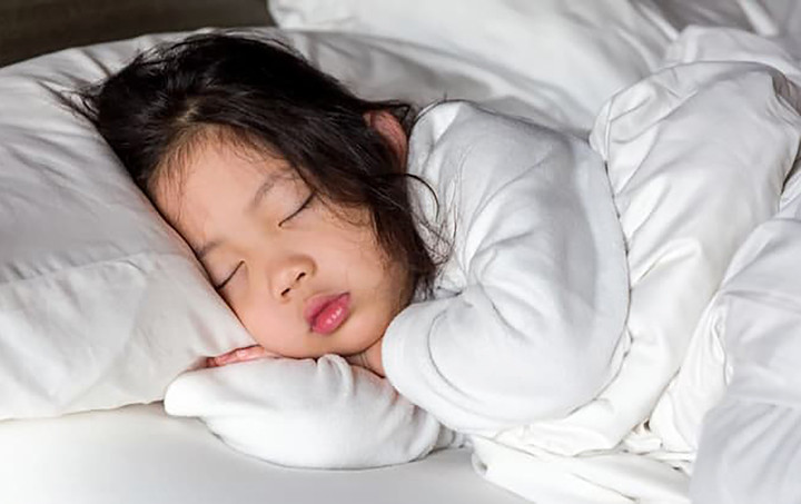 Sử dụng thiết bị điện tử trước khi đi ngủ ảnh hưởng tới chất lượng giấc ngủ  của trẻ  Vinmec