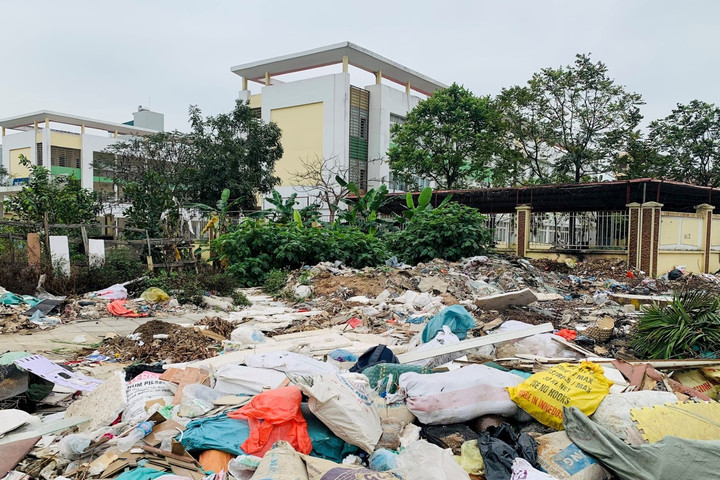 Bãi rác, phế thải “tra tấn” trường học ở Dương Nội