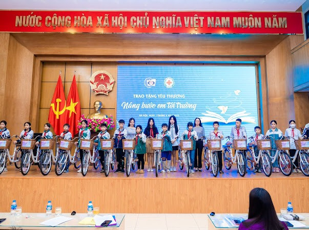 Học sinh Trường THCS Đoàn Thị Điểm trao tặng quà và học bổng cho học sinh khiếm thị Trường Nguyễn Đình Chiểu và học sinh nghèo vượt khó thành phố Hà Nội