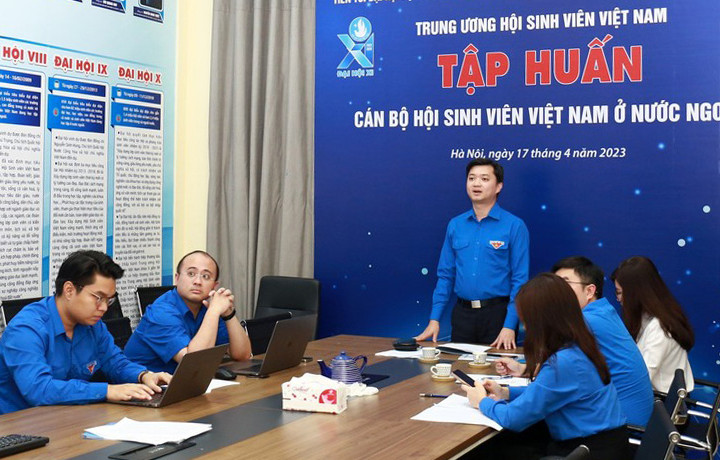 Tập huấn cho cán bộ Hội Sinh viên Việt Nam ở nước ngoài