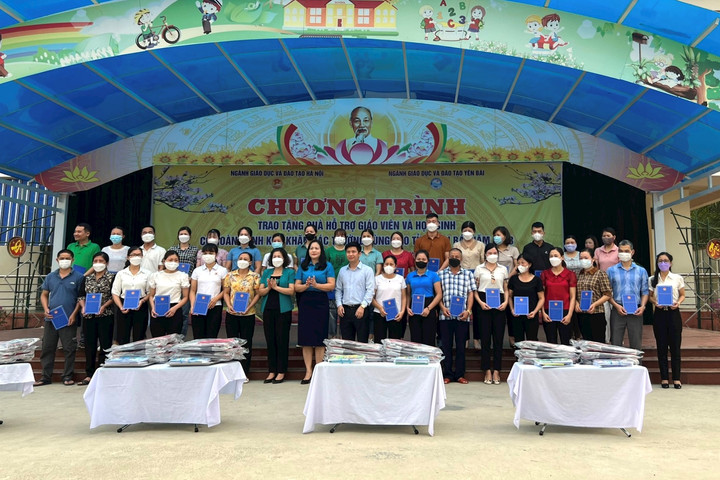 Ngành Giáo dục Hà Nội tặng quà học sinh, giáo viên tỉnh Yên Bái