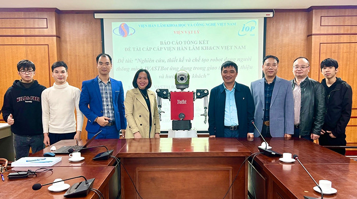 Robot dạng người thông minh “made in Việt Nam”