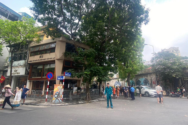 Dập tắt đám cháy quán cà phê trong phố cổ Hà Nội