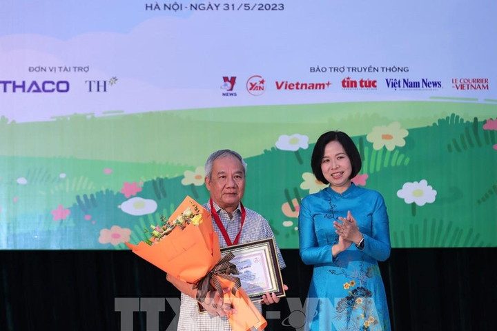 Nhà văn Trần Đức Tiến nhận giải Hiệp sĩ Dế Mèn