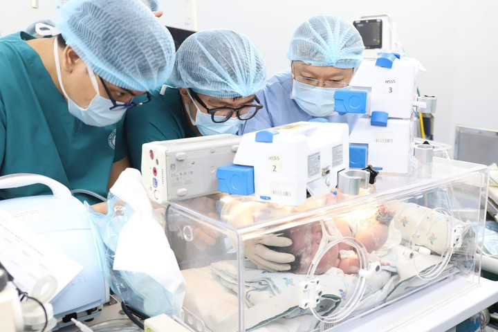 Phẫu thuật thành công mở đường thở cho bé sơ sinh bị bướu vùng cổ