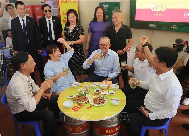 Thủ tướng Australia Anthony Albanese uống bia hơi, ăn bánh mì truyền thống Hà Nội