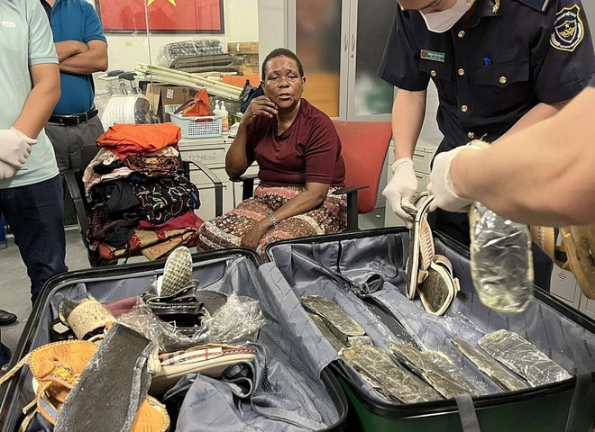 Thủ đoạn giấu ma túy trong quần áo của tội phạm nước ngoài vận chuyển về Việt Nam