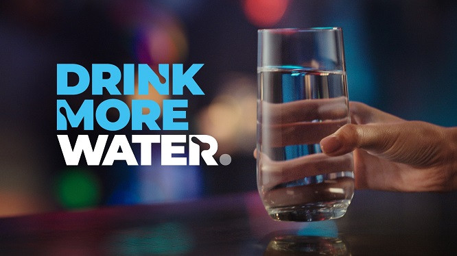 Chiến dịch “Drink more water” được khởi động tại Việt Nam nhằm thúc đẩy việc sử dụng rượu, bia có trách nhiệm