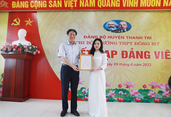 Huyện Thanh Trì kết nạp Đảng cho học sinh THPT đầu tiên