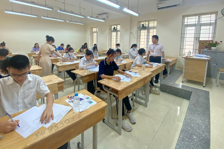 "Đính chính" thang điểm môn vật lý tuyển sinh lớp 10 chuyên Hà Nội