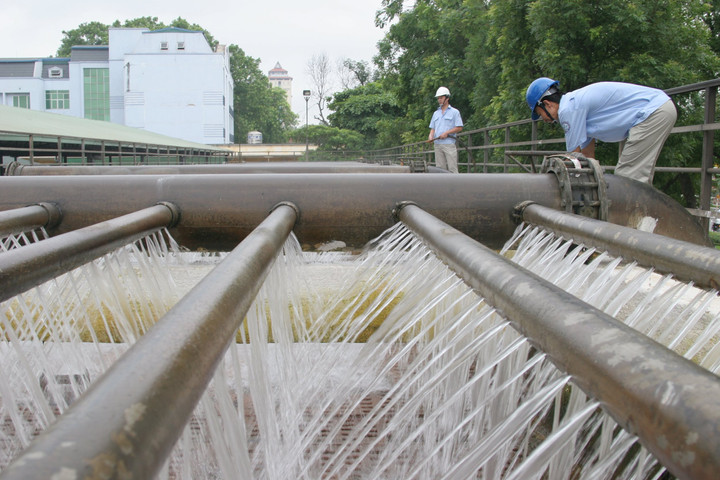 Điều chỉnh giá nước sạch tại Hà Nội: Để mọi người dân đều được tiếp cận, sử dụng nước sạch