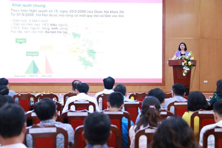Phó Bí thư Thường trực Thành ủy Nguyễn Thị Tuyến truyền đạt kiến thức xây dựng Đảng cho cán bộ chủ chốt quận Tây Hồ