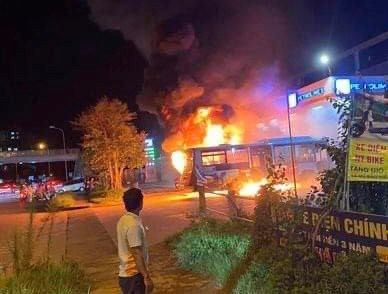 Dập tắt vụ cháy xe buýt, bảo vệ an toàn trạm xăng Khu công nghiệp Thăng Long