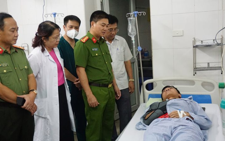 Thăm hỏi chiến sĩ bị thương trong vụ chữa cháy tại ngõ Thổ Quan