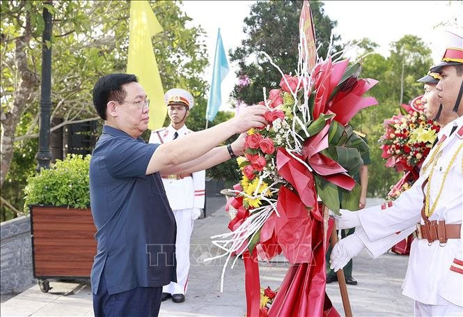 Chủ tịch Quốc hội Vương Đình Huệ tưởng niệm các anh hùng liệt sĩ tại Thừa Thiên - Huế