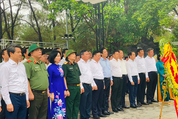 Bí thư Thành ủy Đinh Tiến Dũng dẫn đầu đoàn đại biểu thành phố Hà Nội viếng các anh hùng, liệt sĩ tại tỉnh Quảng Trị