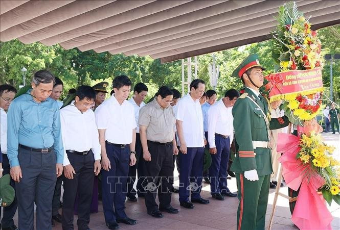 Thủ tướng Phạm Minh Chính viếng nghĩa trang liệt sỹ, thăm gia đình chính sách tại Thừa Thiên - Huế và Quảng Trị