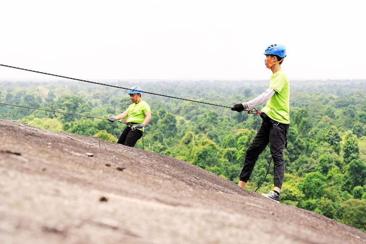 Chinh phục thử thách đu dây leo núi ở Đồng Nai