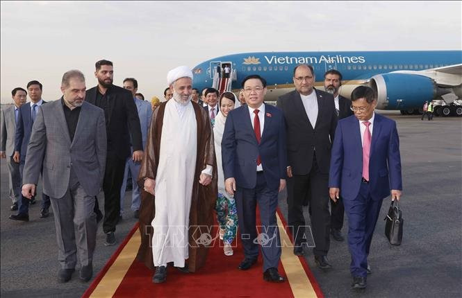 Chủ tịch Quốc hội Vương Đình Huệ đến thủ đô Tehran, bắt đầu thăm chính thức Cộng hòa Hồi giáo Iran