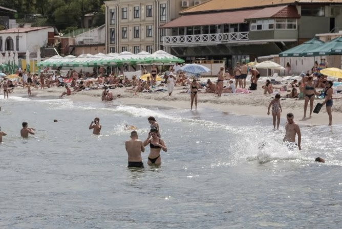 Odessa mở lại một số bãi biển lần đầu tiên từ khi xung đột Nga - Ukraine bùng phát