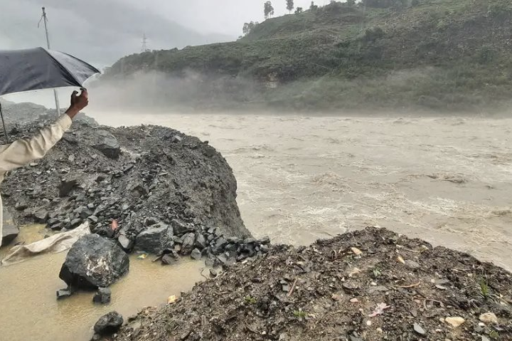 Mưa lớn gây lở đất, 16 người thiệt mạng ở Himalaya (Ấn Độ)