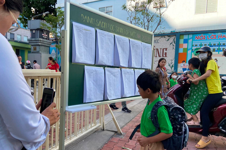 Thành phố Hồ Chí Minh: Học sinh lớp 1 tựu trường năm học mới