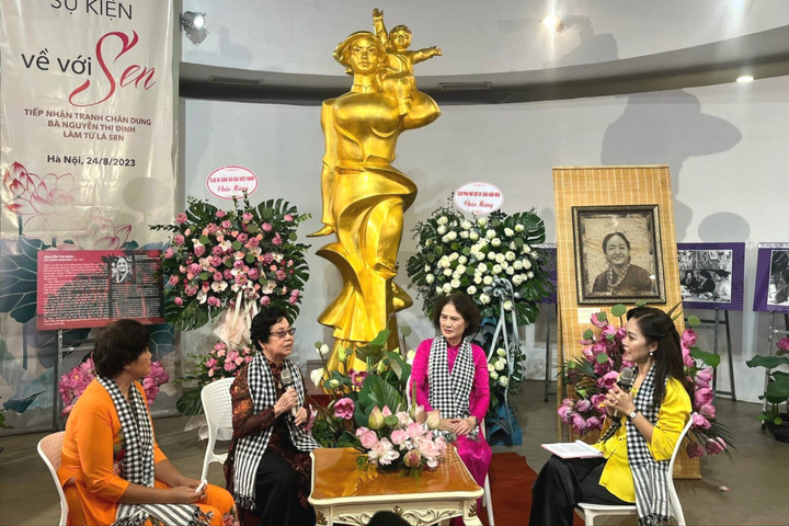 Bảo tàng Phụ nữ Việt Nam tiếp nhận tranh chân dung nữ tướng Nguyễn Thị Định