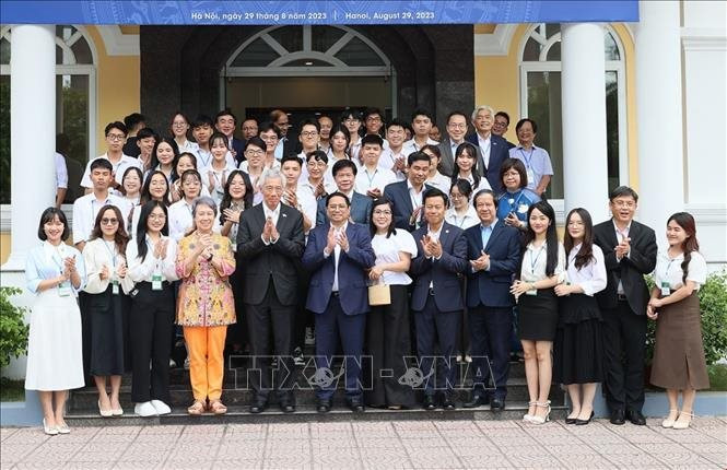 Thủ tướng Phạm Minh Chính và Thủ tướng Lý Hiển Long gặp gỡ sinh viên Đại học Quốc gia Hà Nội
