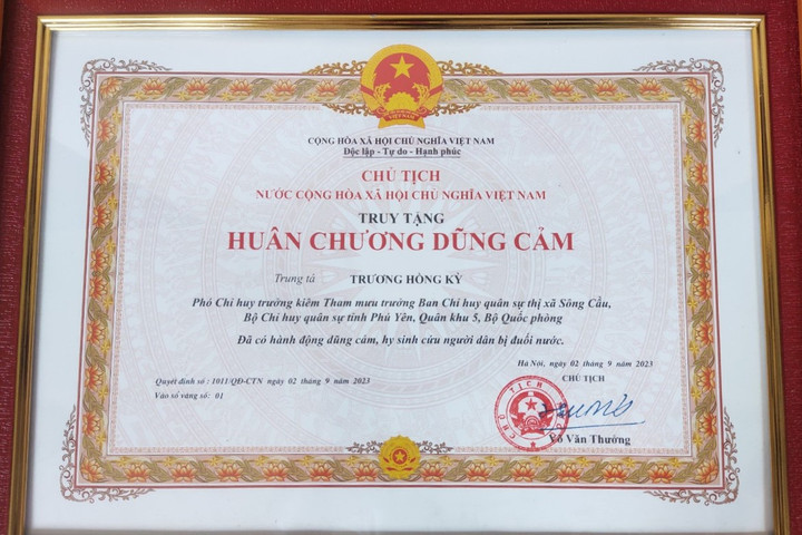 Chủ tịch nước truy tặng Huân chương dũng cảm cho Trung tá Trương Hồng Kỳ
