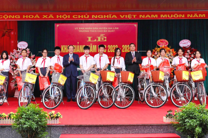 Đồng chí Nguyễn Ngọc Tuấn dự lễ khai giảng tại Trường THCS Cao Bá Quát, huyện Gia Lâm