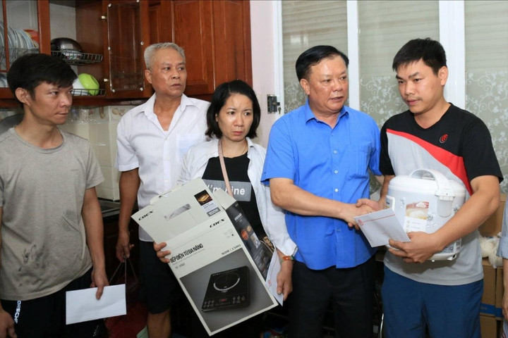 Bí thư Thành ủy Hà Nội thăm hỏi, trao hỗ trợ nạn nhân vụ cháy