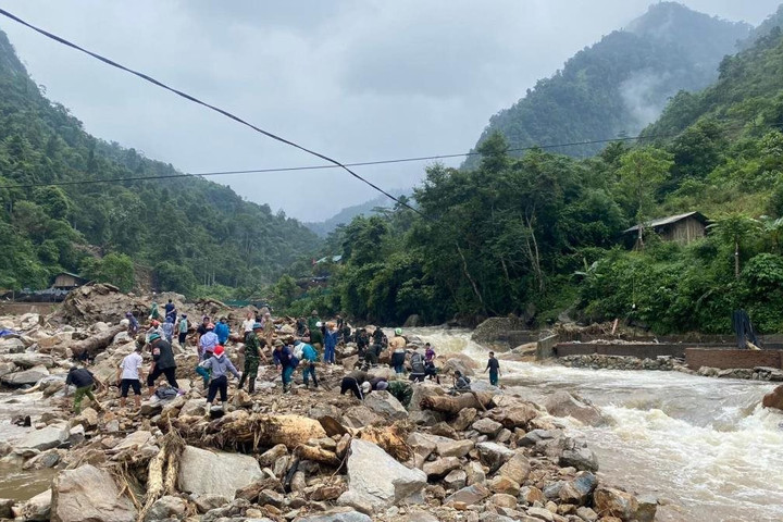 Hà Nội sẻ chia, hỗ trợ tỉnh Lào Cai khắc phục hậu quả mưa lũ