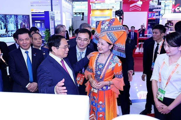 Thủ tướng Phạm Minh Chính: Mong muốn Việt Nam trở thành điểm trung chuyển hàng hóa giữa ASEAN và Trung Quốc